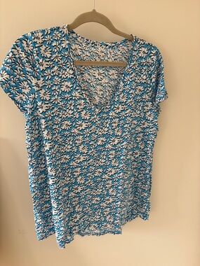 Lilly Pulitzer Etta Blue Floral V-Neck Women's Top - Casual Summer Tee